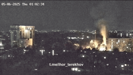 5일(현지시간) 우크라이나 제2도시 하르키우에서 러시아의 공격으로 불기둥이 치솟고 있다. 2025.6.5 텔레그램