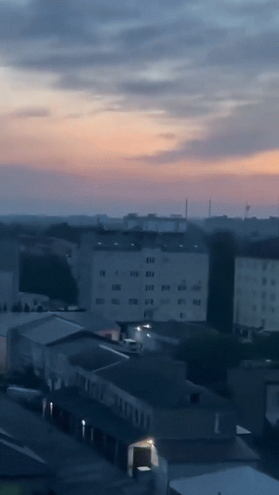 6일(현지시간) 러시아가 쏜 4발의 순항미사일이 우크라이나 서북부 루츠크에 내리꽂히고 있다. 2025.6.6 텔레그램