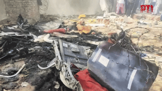 12일(현지시간) 인도 구자라트주 아마다바드 공항 인근 에어인디아 여객기 추락 사고 현장에 구조대원들이 모여 있다. 승객 230명과 승무원 12명 등 최소 242명을 태우고 영국 런던 개트윅 공항에 착륙할 예정이던 에어인디아 여객기는 이날 사르다르 발라브바이 파텔 국제공항에서 이륙한 직후 추락했다. 사진은 사고 현장. 2025.6.12 엑스