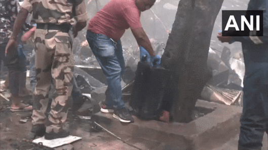 12일(현지시간) 인도 구자라트주 아마다바드 공항 인근 에어인디아 여객기 추락 사고 현장에 구조대원들이 모여 있다. 승객 230명과 승무원 12명 등 최소 242명을 태우고 영국 런던 개트윅 공항에 착륙할 예정이던 에어인디아 여객기는 이날 사르다르 발라브바이 파텔 국제공항에서 이륙한 직후 추락했다. 사진은 추락 현장. 2025.6.12 인도 ANI 통신