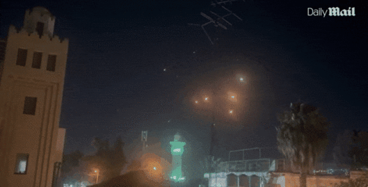 이란과 이스라엘의 물리적 충돌이 이어지면서 대규모 미사일을 주고 받은 양국의 피해가 걷잡을 수없이 불어나고 있다. 데일리메일 영상 캡처