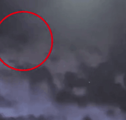 미군은 2020년 11월 아프가니스탄과 파키스탄 국경 상공에서 구름 사이를 오가며 자유자재로 비행하는 미확인비행물체를 촬영했다. 영상은 2년 간의 분석을 거쳐 최초로 공개됐다. 제레미 코벨 제공