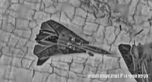 이스라엘군이 드론 공습으로 파괴한 이란의 F-14 톰캣 전투기. 이스라엘군 제공