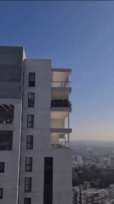 19일(현지시간) 이스라엘 중부 지역에 이란 탄도미사일이 떨어지는 모습. 2025.6.19 파르스 통신 자료