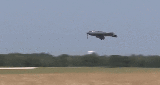 22일 작전을 마치고 미주리주 화이트먼 공군기지 착륙하는 B-2 스텔스 폭격기.