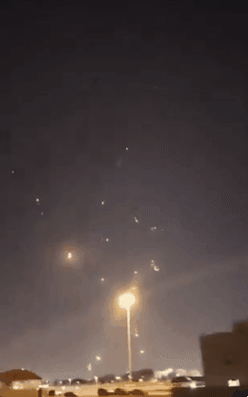 지난 23일(현지시간) 카타르 내 미군 기지가 이란의 탄도미사일 공격을 받았을 때, 미군 병력과 패트리엇 미사일이 이를 요격하는 모습. 엑스 영상 캡처