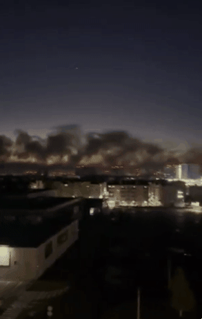 3일(현지시간) 밤부터 4일 새벽까지 러시아가 우크라이나에 사상 최대 규모의 드론을 발사해 여러 건물과 주거 지역이 피해를 입었다. 사진은 공습으로 불타는 키이우의 모습. 엑스 캡처