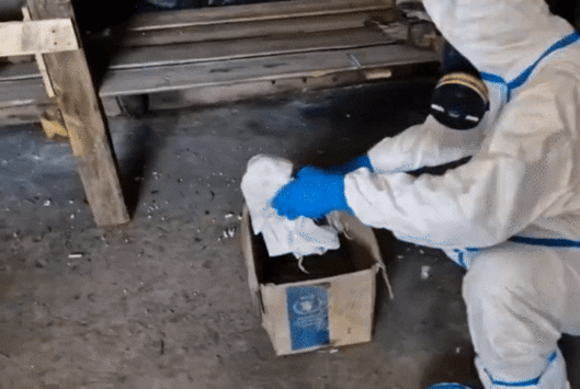 4일(현지시간) 독일과 네덜란드 정보당국은 보고서에서 러시아군이 우크라이나 전장에서 화학무기금지협약(CWC)으로 금지된 독성 물질 ‘클로로피크린’을 관행적으로 사용하고 있다고 지적했다. 사진은 지난 1일 러시아 연방보안국(FSB)이 우크라이나 동부 도네츠크에서 우크라이나군이 드론용 클로로피크린 장전 폭발물을 제조하는데 사용한 비밀 무기고를 발견했다며 공개한 동영상 일부. 2025.7. 5 텔레그램 외