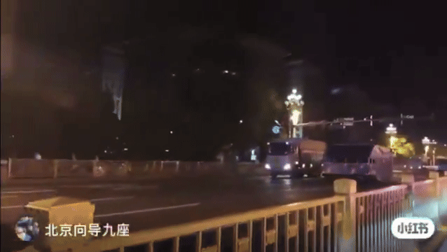 중국 베이징 시내에서 외형이 철저히 가려진 정체불명의 군용 차량. 이 영상에는 같은 군용 차량이 최소 4대 나온다. 출처=엑스