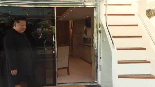 세르게이 라브로프 러시아 외무장관이 12일 강원도 원산에서 김정은 북한 국무위원장과 만나고 있다. 2025.7.12 러 외무부 영상