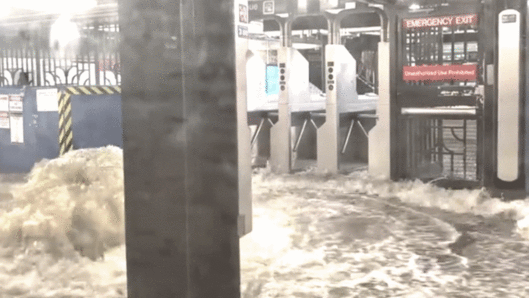 14일(현지시간) 폭우로 물바다가 된 미국 뉴욕의 지하철역. 영상 캡처