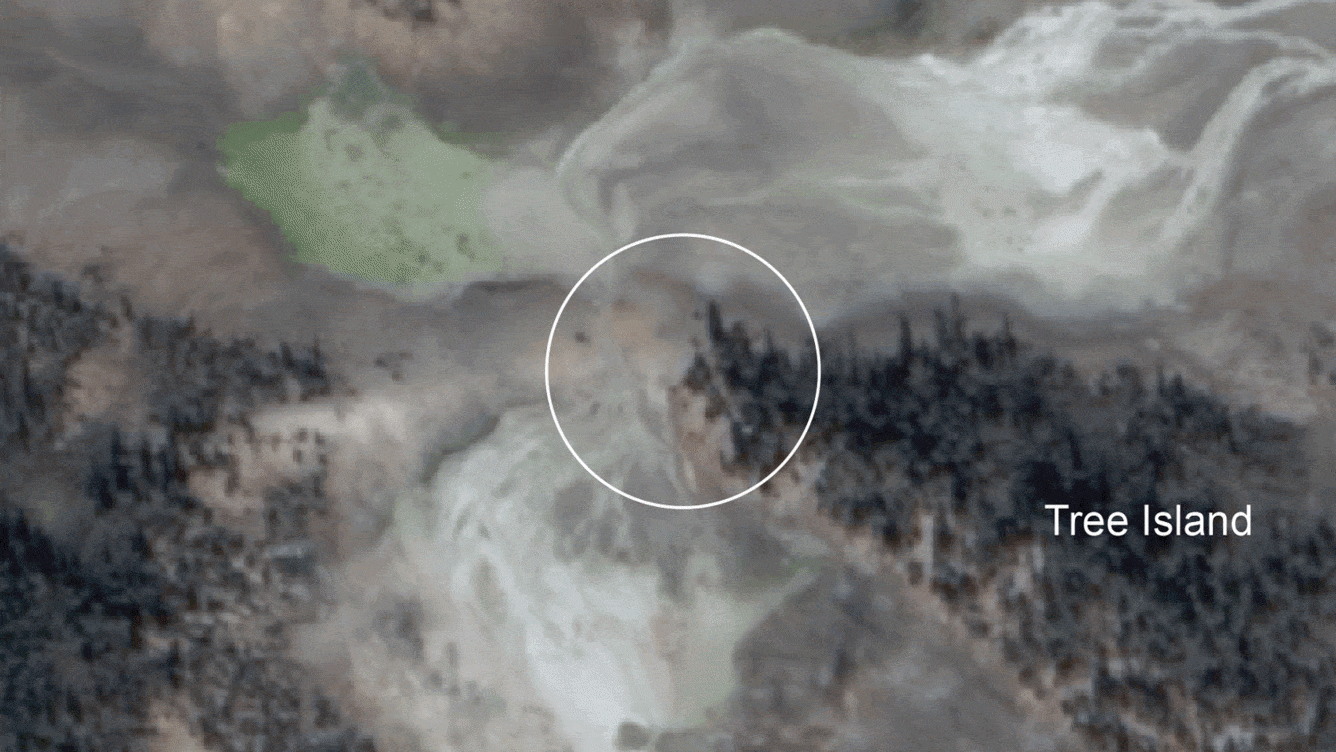 위성사진에 포착된 새로운 웅덩이 모습.  MAXAR  제공