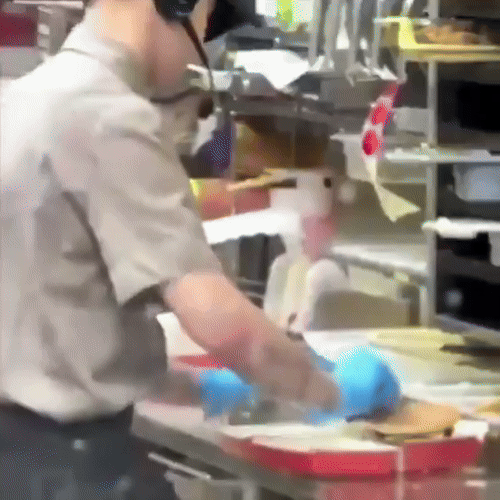 러시아의 한 패스트푸드 매장에서 직원이 햄버거에 침을 뱉는 모습. 엑스(X·옛 트위터) 캡처