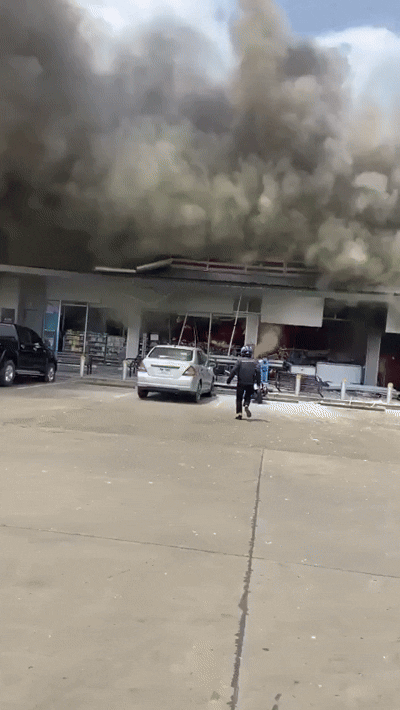 국경 문제로 갈등 중인 태국과 캄보디아는 24일(현지시간) 접경 지역에서 교전을 벌였다. 캄보디아는 러시아산 BM-21 다연장로켓포 등 중화기를 동원해 민간 지역까지 겨냥했고, 태국은 F-16 전투기 6대를 출격시켜 캄보디아군 지상 목표물을 공격하며 맞대응했다. 양국 간 모든 국경 검문소는 폐쇄됐다. 사진은 이날 캄보디아군 로켓포 공격으로 태국 시사껫주 주유소 편의점에서 불길과 연기가 치솟는 모습. 편의점 안에 있던 학생 여럿이 사망한 것으로 전해진다. 2025.7.24 엑스