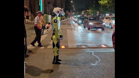 23일(현지시간) 중국 상하이 황푸구의 한 주요 교차로에서 경찰 제복을 입은 휴머노이드 로봇 ‘샤오후’(小虎, Little Tiger)가 교통을 안내하고 있다. 인스타그램 shletsmeet 캡처