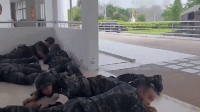 국경 문제로 갈등 중인 태국과 캄보디아는 24일(현지시간) 접경 지역에서 교전을 벌였다. 캄보디아는 러시아산 BM-21 다연장로켓포 등 중화기를 동원해 민간 지역까지 겨냥했고, 태국은 F-16 전투기 6대를 출격시켜 캄보디아군 지상 목표물을 공격하며 맞대응했다. 양국 간 모든 국경 검문소는 폐쇄됐다. 사진은 이날 오전 따 모안 톰 사원 근처에서 캄보디아군 공격을 받은 태국군 모습. 2025.7.24 엑스