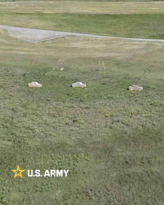 소형 드론, 훈련용 수류탄 투하 시험 장면 - 영상에는 미군 병사들이 스카이디오(Skydio) X10D 쿼드콥터 드론에 훈련용 수류탄을 장착한 뒤 목표물로 설정된 목제 차량 모형 상공에서 이를 투하하는 장면이 담겼다. 출처=미 육군