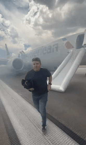 현지시간으로 26일 미국 덴버에서 마이애미로 향할 예정이던 항공편 탑승객들이 이륙 전 랜딩기어 고장으로 멈춰 선 비행기에서 탈출하고 있다. 엑스 캡처