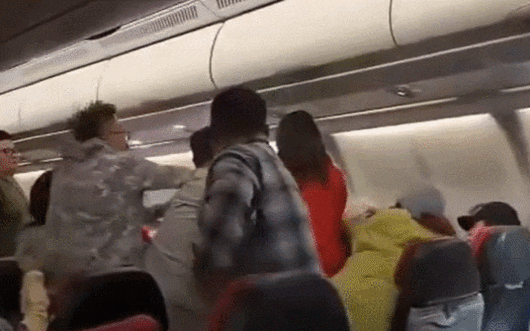 중국인들이 기내 난투극을 벌이는 모습. 엑스