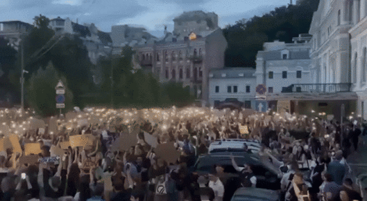 22일(현지시간) 우크라이나에서 정부의 반부패 기관 독립성 훼손 법안에 반대하는 시위가 열리고 있다. 우크라이나에서 2019년 젤렌스키 정부 출범 및 2022년 러시아의 침공 이후 반정부 시위가 열린 건 이번이 처음이다. 2025.7.22 엑스