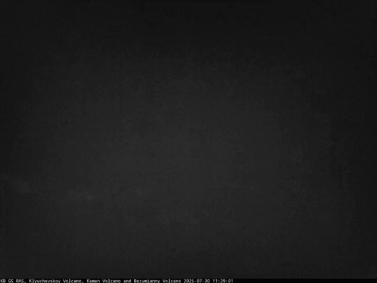 클류쳅스카야 소프카 화산의 분화 관측 영상. 러시아과학원 지구물리연구소의 고정 카메라에 포착된 장면으로, 화산 정상에서 강한 빛이 분출되고 있다. 출처=러시아 지구물리연구소