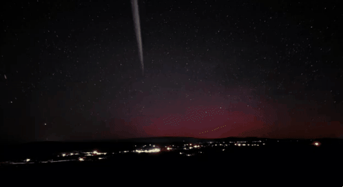 미국 현지시간으로 지난 5월 17일, 미국 뉴멕시코주 파밍턴 밤하늘에서 포착된 흰색 빛줄기. 오로라 사진작가 데릭 윌슨 엑스 캡처