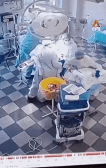 지난달 30일 러시아 극동 캄차카반도 동쪽 해역에서 규모 8.8의 지진이 발생했을 때 캄차츠키의 한 병원에서 수술 중이던 의료진의 모습. 흔들리는 건물 속에서도 끝까지 환자를 포기하지 않았다. 유튜브 영상 캡처