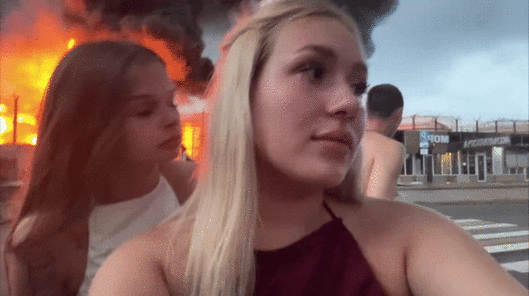 3일(현지시간) 타스통신에 따르면 이날 러시아 크라스노다르 지방 내무부는 다샤(21)와 카리나(19) 등 여성 2명과 남성 1명을 비상시 행동 수칙 위반 등의 혐의로 구금했다고 밝혔다. 이들은 우크라이나의 야간 드론 공습으로 불바다가 된 소치 아들러(아들레르) 지구의 석유저장소를 배경으로 영상을 촬영, 소셜미디어(SNS) 틱톡에 게시한 혐의를 받는다. 2025.8.3 틱톡