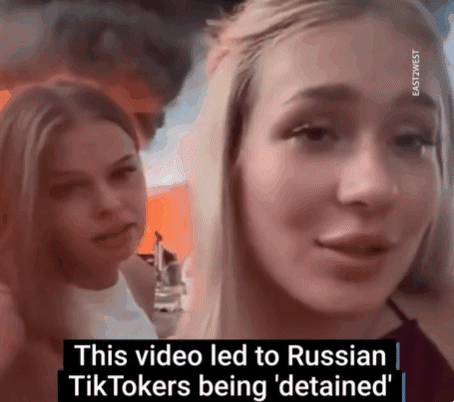 러시아 여성 인플루언서들이 우크라이나 드론 공격 후 화재가 발생한 석유 저장고 앞에서 영상을 촬영했다가 벌금형을 받았다. 틱톡 영상 캡처