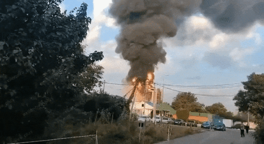 우크라이나 드론 공습으로 화재가 발생한 러시아 남부 아핍스키 정유소. 러시아 전체 정제량의 약 2.1%를 담당하는 전략적 에너지 시설로, 불길이 솟구치는 모습이 인근 주택가에서도 포착됐다. 출처=텔레그램