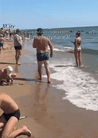 현지 시간으로 10일 낮 우크라이나 오데사주(州) 흑해 연안의 금지 구역에서 발생한 해저 지뢰 폭발로 3명이 사망했다. 사진은 폭발 현장을 바라보는 해변 관광객들. 텔레그램 영상 캡처