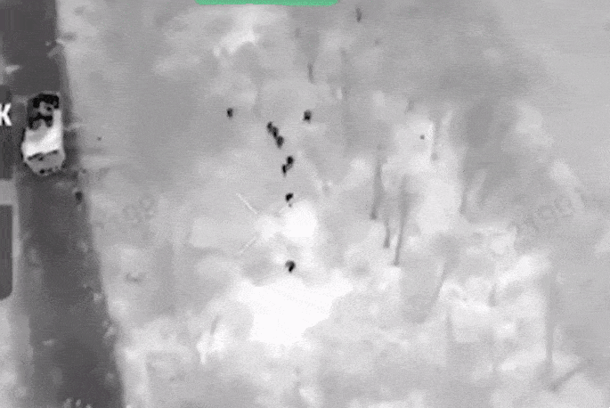 러시아 장갑차에 타고 있던 병사들이 최전선 격전지인 동부 도네츠크주(州) 포크로우스크 전선을 향해 진격하던 중 우크라이나군의 공격을 받는 모습. 우크라이나 국가방위군 제공