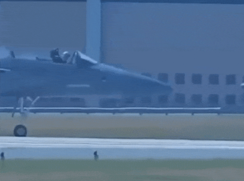 사고 후 이동 중인 F-15 모습. 기체 위에 떨어진 캐노피도 보인다. 영상 캡처