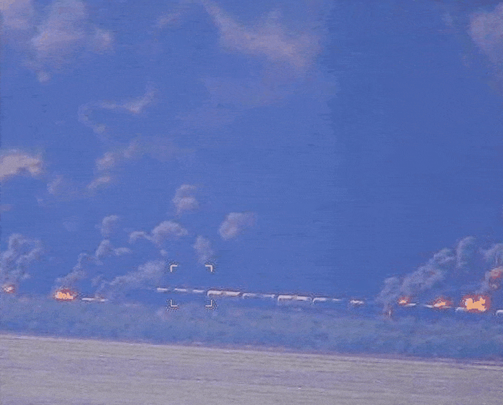 도널드 트럼프 미국 대통령과 볼로디미르 젤렌스키 우크라이나 대통령, 유럽 지도자들 간 워싱턴 회담 직후인 19일(현지시간) 러시아군이 점령 중인 우크라이나 남동부 자포리자주 몰로찬스크에서 우크라이나군 제65독립기계화여단이 자폭 드론으로 러시아군 물류 열차를 폭파했다고 우크라이나 언론이 전했다. 2025.8.19 텔레그램