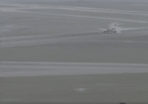 현지시간으로 23일  연기를 내뿜으며 워싱턴DC 댈러스포트워스국제공항에 비상 착륙하는 아메리칸항공 357편 여객기. ABC뉴스 영상 캡처