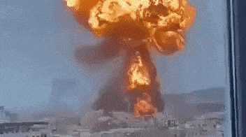 이스라엘 공군의 24일 예멘 사나 공습 이후 현장 모습. 소셜미디어 영상 갈무리