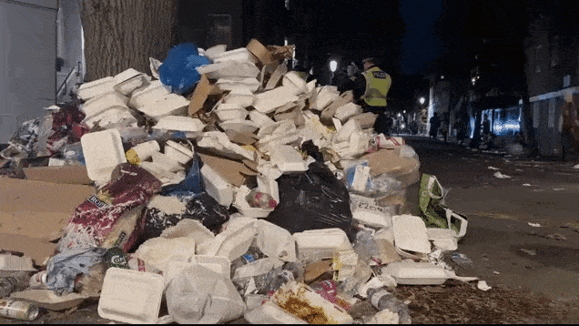 노팅힐 카니발이 끝난 뒤 런던 거리 곳곳에 음식물 용기와 술병 등 쓰레기가 산처럼 쌓여 있다. 주최 측은 주말 동안 300톤 이상의 쓰레기가 발생할 것으로 내다봤다. 출처=SNS