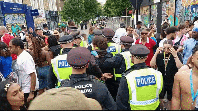 영국 런던 노팅힐 카니발 현장에서 경찰이 참가자를 제압해 연행하고 있다. 올해 첫날에만 140명이 체포되며 지난해보다 40% 늘어난 수치를 기록했다. 출처=SNS