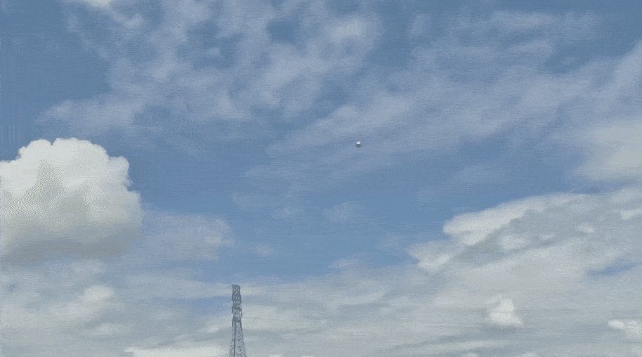 현지시간으로 지난 6월 7일 콜롬비아 바예델 카우카주(州) 윰보에 있는 사탕수수밭 위에서 금속 재질로 추정되는 구체가 지그재그 패턴으로 움직이며 공중을 떠다니는 모습이 포착됐다. 엑스 영상 캡처