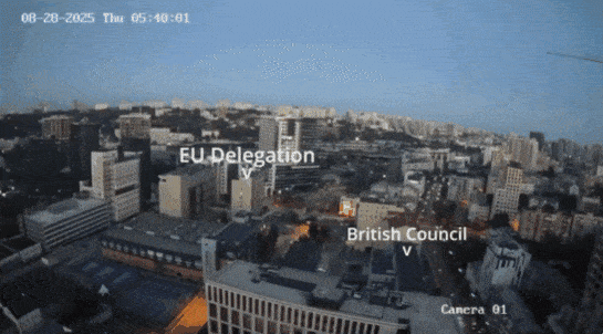 지난 27일~28일 우크라이나 키이우에 있는 유럽연합(EU) 대표부 건물과 영국문화원 건물이 있는 곳으로 러시아의 미사일이 연이어 두 번 떨어지는 모습.