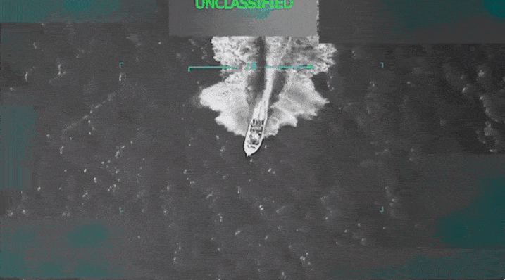 미국이 남 카리브해에서 베네수엘라의 마약 운반선을 향해 군사작전을 펼쳤다. 영상은 미군의 공격을 받아 폭발하는 마약 운반선. 트럼프 대통령 트루스소셜 캡처