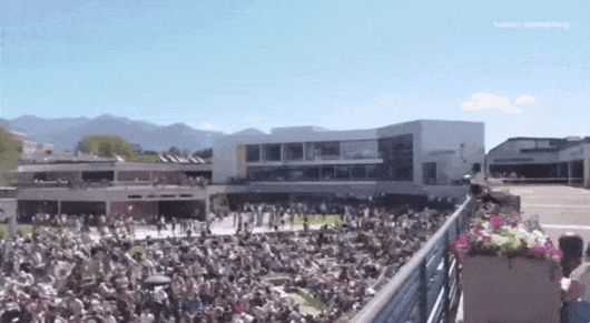 미국 보수 정치인 찰리 커크가 10일(현지시간) 유타주 오렘의 유타밸리 대학교에서 연설하던 도중 총에 맞아 사망했다. 영상은 총격 직후 공포에 휩싸인 채 흩어지는 청중들