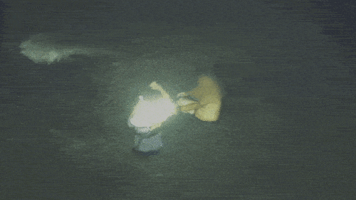 갯벌 고립 노인에 부력조끼 벗어주는 이재석 경장. 인천해양경찰서 제공.