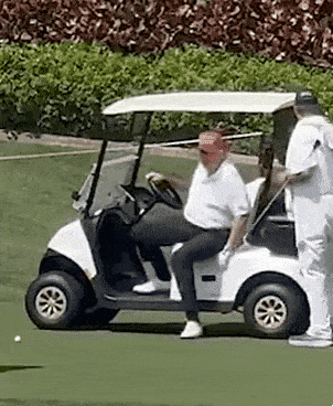 구부러진 다리로 절뚝 - 트럼프 대통령의 사저인 플로리다주 마러라고 리조트의 골프장에서 촬영된 모습. 출처 엑스