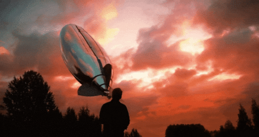 유럽 서쪽 끝자락 포르투갈 해역 상공에 떠오르는 켈루 무인 정찰 비행선. 나토는 해상 감시 전력 강화를 위해 시험 운용을 진행 중이다. 출처=켈루