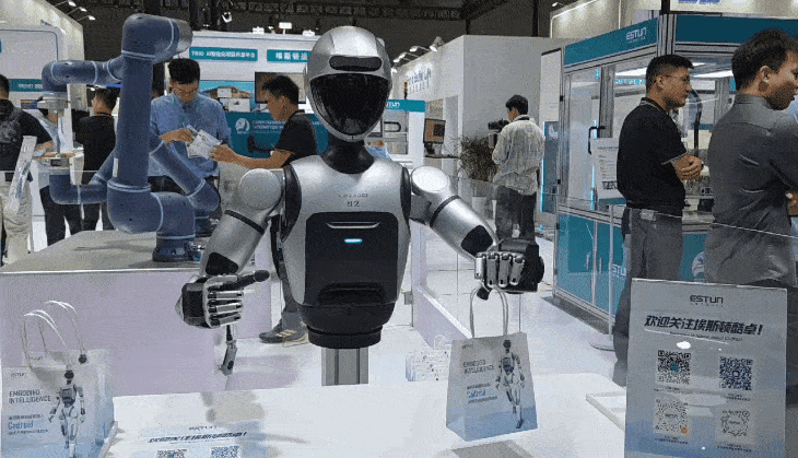 24일 중국 상하이 국제컨벤션센터에서 열린 ‘2025 로봇박람회’에서 중국 기업 ‘에스툰’의 휴머노이드 ‘코드로이드’가 관람객에게 줄 선물이 담긴 쇼핑백을 옮기고 있다. 상하이 곽소영 기자