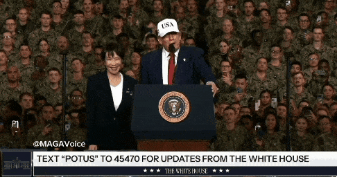 28일 도널드 트럼프 미국 대통령과 만난 다카이치 사나에 일본 신임 총리가 요코스카 미군 기지에서 기쁨과 흥분에 겨운 ‘점프’를 하는 모습. 마가 보이스엑스 계정 영상 캡처