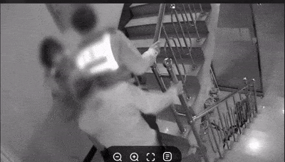 비명을 듣고 다시 집으로 돌아가는 남편 C씨와 현장을 이탈하는 경찰관