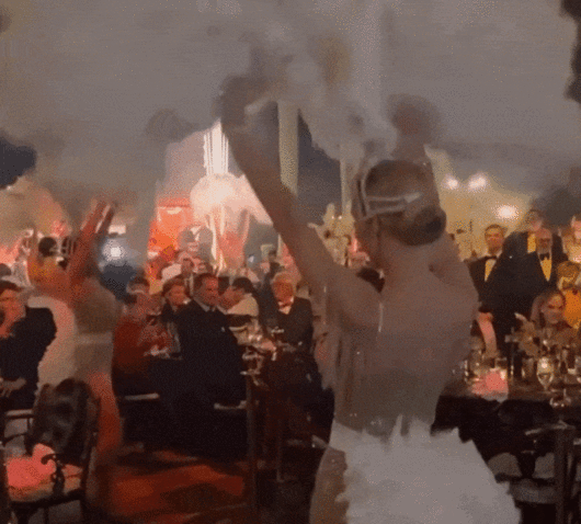 플로리다 팜비치의 마러라고 리조트에서 열린 핼러윈 파티에서 무용수들이 무대를 꾸미고 있다. 같은 시각 미국 전역에서는 SNAP(식료품 보조금) 지급이 중단돼 수천만 명이 식비 지원을 잃었다. 엑스(X·옛 트위터) 계정 ‘패트리엇테이크스(@PatriotTakes)’ 영상 갈무리