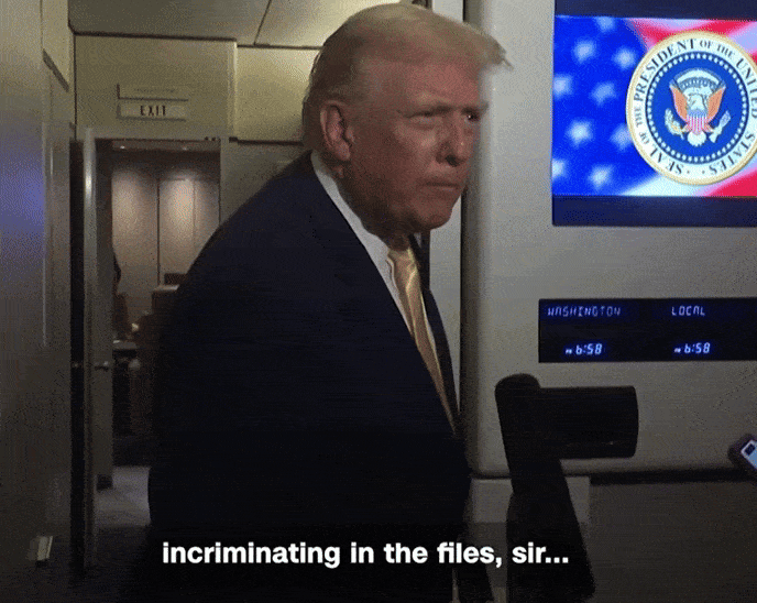 도널드 트럼프 미국 대통령이 14일(현지시간) 전용기(에어포스원)에서 한 여성 기자가 ‘엡스타인 파일을 아직 공개하지 않는 이유’를 묻자, 말을 끊으면서 “조용히 해. 조용히 해, 돼지야(piggy)”라고 막말하고 있다. 2025.11.14 엑스